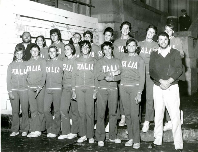 La Nazionale Femminile schierata nell'atrio del Municipio di Messina nei giorni di raduno del luglio 1972, in vista dei consueti tornei estivi in Sicilia. In prima fila da sinistra: Gorlin, Trevisi, Bozzolo, Costa, Alderighi, Corsini, Pareschi, vice allenatore Dario Maggi.  In seconda fila da sinistra: coach Costantino Michelini, Milocco, Lenzu, Peri, Toriser, Longo, Sandon, Piancastelli, Bocchi  (si ringrazia Roberto Bergogni per la ricostruzione storica)